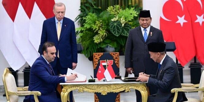PERKUAT KERJA SAMA-Pembetukan Komite Bersama tentang Kerja Sama Industri Indonesia - Turki, dilakukan oleh Menteri Perindustrian RI Agus Gumiwang Kartasasmita dan Menteri Perindustrian dan Teknologi Turki H.E. Mehmet Fatih Kacir dengan menandatangani Memorandum Saling Pengertian (MSP), disaksikan Presiden RI Prabowo Subianto dan Presiden Republik Turki Recep Tayyip Erdoğan dalam pertemuan Indonesia-Turki di Istana Kepresidenan Bogor, Rabu (12/2/2025). 

