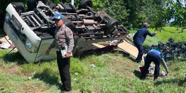 Lantas Polres Sergai, bersama personel Unit Gakkum Sat Lantas melakukan olah TKP kecelakaan di KM 67-68 Jalan Tol Medan–Tebing Tinggi