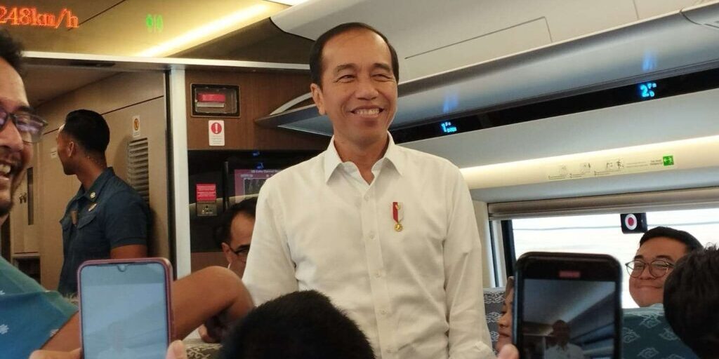 Presiden Joko Widodo ketika berada di dalam KA Cepat Jakarta-Bandung, Rabu (13/9/2023).