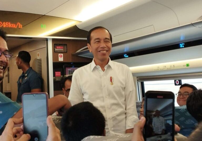 Presiden Joko Widodo ketika berada di dalam KA Cepat Jakarta-Bandung, Rabu (13/9/2023).