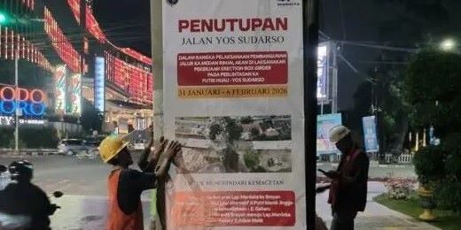 Pengumuman dipasang tentang penutupan Jalan Yos Sudarso