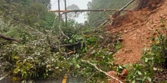 Jalur menghubungkan Sidikalang Kabupaten Dairi ke Pakpak Bharat Provinsi Sumatera Utara putus total