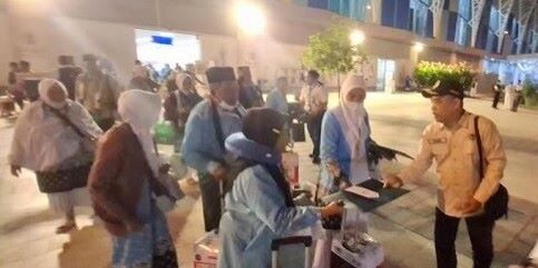 Seluruh jemaah diturunkan untuk menjalani proses penanganan transit darurat

