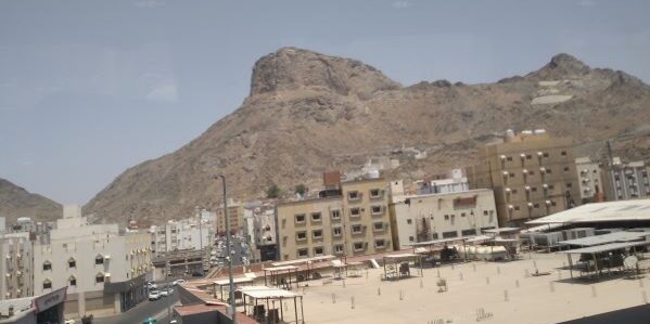Jabal Nur terlihat dari kota Makkah, indah dengan jalan mulus seperti di dataran tanpa bukit. (Foto: Fadmin Malau)