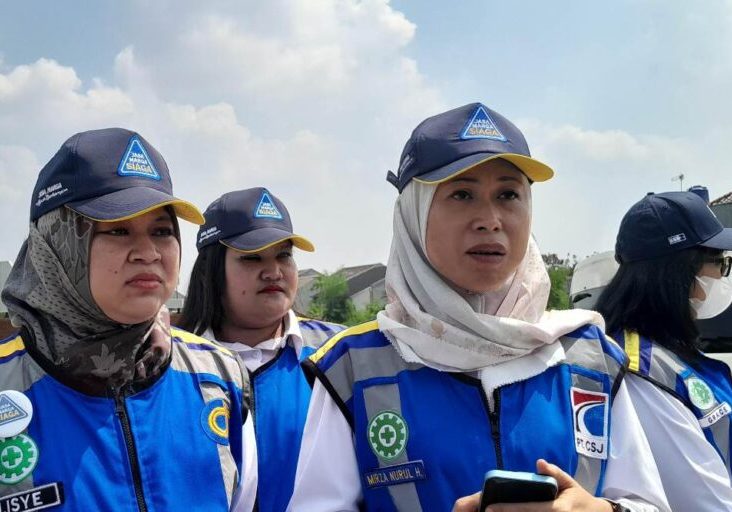 Coorporate Communication and Community Development Group Head Jasa Marga, Lisye Octaviana dan Direktur Utama PT Cinere Serpong Jaya (PT CSJ) Mirza Nurul Handayani saat melakukan site visit ke Tol Cinere - Serpong, Senin (18/12/2023).

