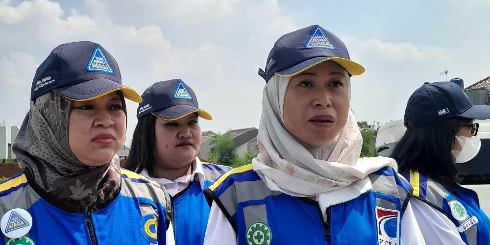 Coorporate Communication and Community Development Group Head Jasa Marga, Lisye Octaviana dan Direktur Utama PT Cinere Serpong Jaya (PT CSJ) Mirza Nurul Handayani saat melakukan site visit ke Tol Cinere - Serpong, Senin (18/12/2023).

