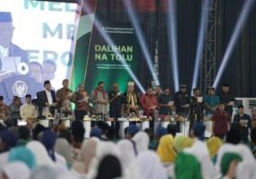 Tokoh lintas agama, suku dan budaya di Provinsi Sumatera Utara, saat berikrar merajut keberagaman untuk mewujudkan persatuan nusantara

