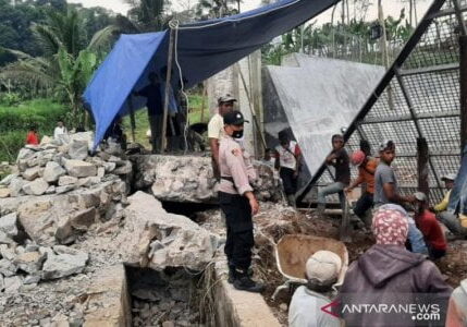 Bendungan untuk pembangkit listrik tenaga mikrohidro milik PT Budi Bhakti di Desa Cibanteng, Kecamatan Sukaresmi, Cianjur, Jawa Barat, jebol dan berdampak pada rumah dan sawah warga