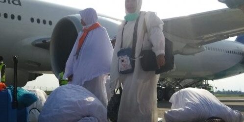 Jemaah haji ketika mendarat di bandara Kualanamu, ada yang melakukan sujud syukur