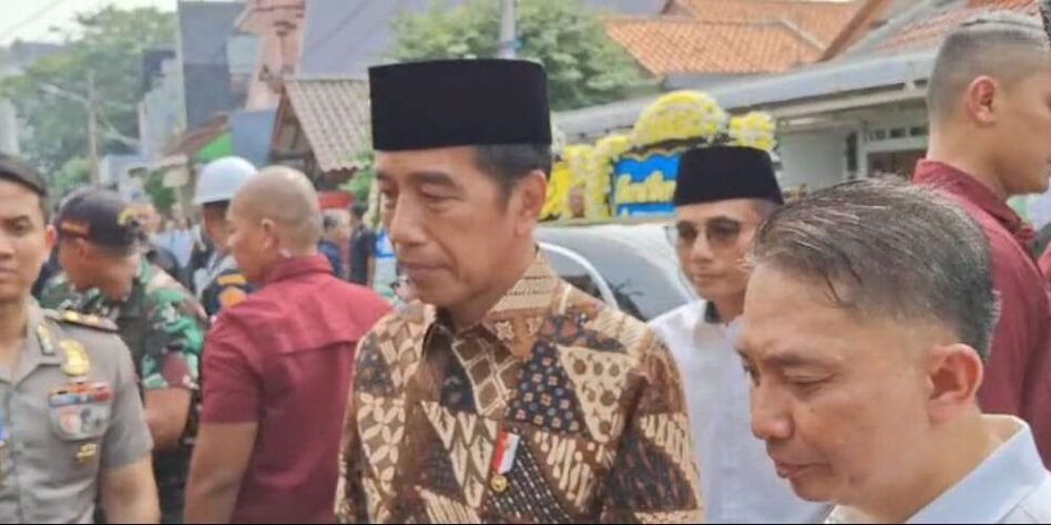 Presiden Joko Widodo mengunjungi rumah duka almarhum Hamzah Haz di Matraman, Rabu (24/7/2024)