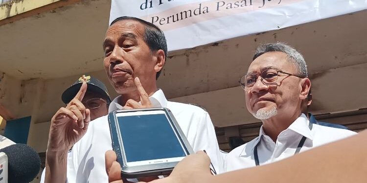 Presiden Joko Widodo memberikan keterangan pers usai meninjau Pasar Johar Baru, Jakarta Pusat, Rabu (5/4/2023).