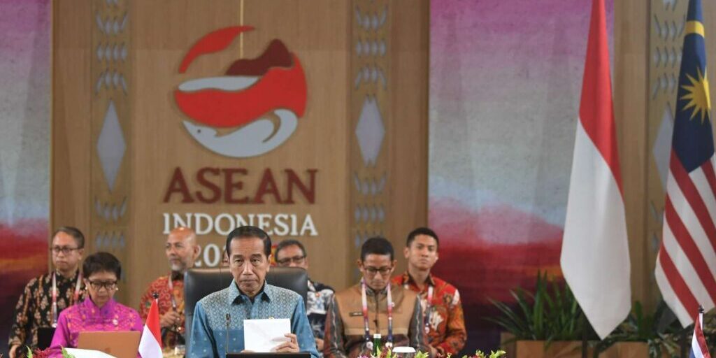 Presiden Joko Widodo (tengah) didampingi Menteri Luar Negeri Retno Marsudi (kedua kiri) dan Menteri Pariwisata dan Ekonomi Kreatif Sandiaga Uno (kedua kanan) memimpin Konferensi Tingkat Tinggi ke-15 Indonesia-Malaysia-Thailand Growth Triangle (KTT IMT-GT) di Labuan Bajo, NTT, Kamis (11/5/2023). 