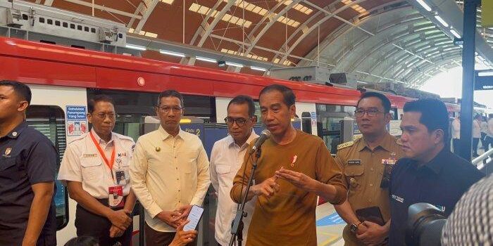 Presiden Joko Widodo (Jokowi) kembali menjajal kereta Light Rail Transite (LRT) pada Kamis, (3/8/2023). 


