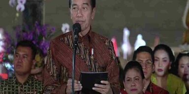 Presiden Jokowi tengah membuka suatu acara di Istana Merdeka, Jakarta, Minggu (01/10/2023)


