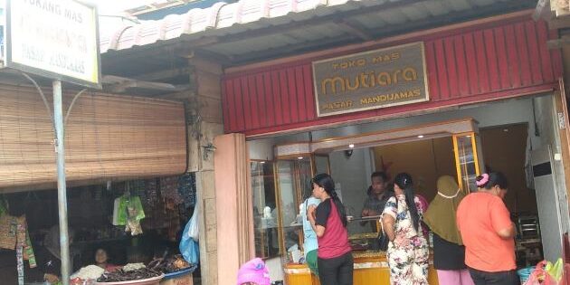 Toko emas di Pekan Kecamatan Manduamas Kabupaten Tapanuli Tengah Sumatera Utara masyarakat membeli perhiasan emas untuk dijadikan tabungan emas. (Foto: Fadmin Malau)