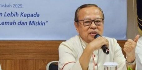Kardinal Ignatius Suharyo dalam konferensi pers di Katedral, Jakarta, pada Minggu (20/4/2025)

