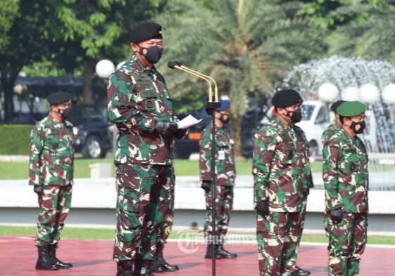 Disamping peran sebagai prajurit profesional, para Wanita TNI juga memiliki peran ganda sebagai ibu rumah tangga. Sebuah peran yang tidak kalah penting, karena merupakan peran untuk menyiapkan generasi masa depan penerus bangsa. Demikian amanat Panglima TNI Marsekal TNI Hadi Tjahjanto, S.I.P. yang dibacakan Kasum TNI Letjen TNI Ganip Warsito, S.E., M.M. saat memimpin Apel Bersama Wanita TNI Tahun 2021 yang diikuti oleh 240 dari wanita TNI dan 25 perwakilan dari PNS wanita, bertempat di Plaza Mabes TNI, Cilangkap, Jakarta Timur, Rabu (21/4/2021).

