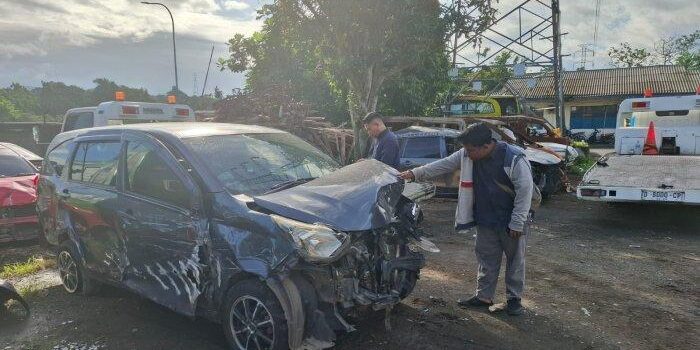 KECELAKAAN TOL CIAWI - Bangkai kendaraan yang terbakar dalam kecelakaan di Gerbang Tol Ciawi kini berada di Kantor PJR Ciawi. Kecelakaan maut yang terjadi Selasa malam (4/2/2025) menewaskan setidaknya 8 orang.


