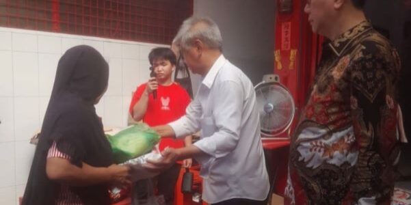 Kelenteng Guan Shi Pho Guan Shui Tien Bagikan Sembako ke Masyarakat Prasejahtera


