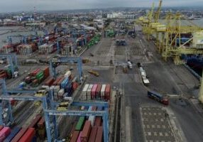 Ilustrasi neraca perdagangan Indonesia. Foto udara suasana di Pelabuhan Tanjung Emas, Semarang, Jawa Tengah, Kamis (8/9/2022).

