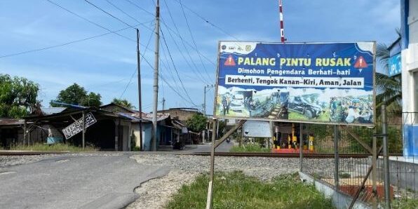 Palang pintu perlintasan kereta api di Desa Sei Buluh, Kecamatan Perbaungan, Kabupaten Serdang Bedagai, rusak dan tidak berfungsi 