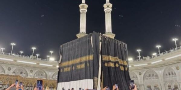 Pemasangan Kiswah Ka'bah di Arab Saudi