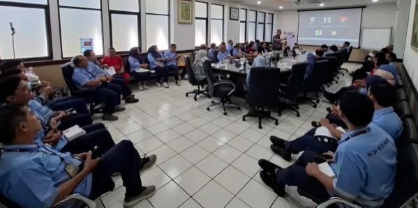 Seminar dihadiri pekerja Tjiwi Kimia dan Public Affair & License Manager Pabrik Kertas Tjiwi Kimia Beny Haryawan S.T., S.H., M.M., sebagai penguji dari pihak perusahaan. (Foto: Humas Tjiwi Kimia)