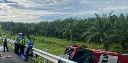 Bus Halmahera mengalami kecelakaan di Jalan Tol JMKT KM 63.200 Desa Sei Sijenggi, Kecamatan Perbaungan, Kabupaten Serdang Bedagai, Senin (11/5/2026)