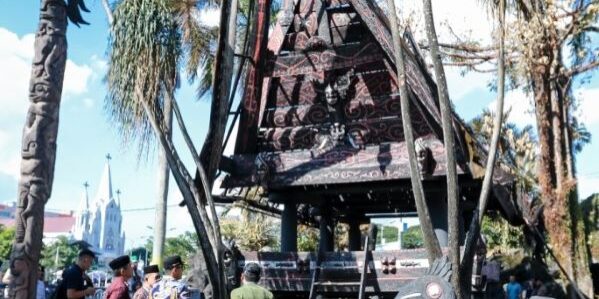 Wali Kota Medan, meninjau rumah adat Batak yang terbakar di Jalan Sisingamangaraja

