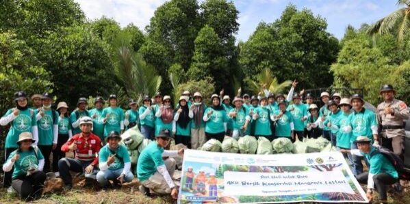 Berfoto bersana karyawan PTAR usai aksi bersih sampah di kawasan Konservasi Mangrove Lestari di Pandan, Kabupaten Tapanuli Tengah