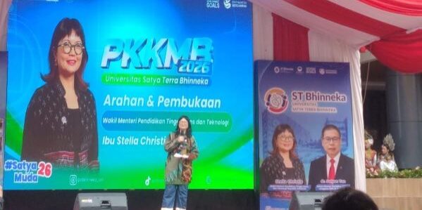 Dihadapan 2.400 mahasiswa baru Universitas Satya Terra (ST) Bhinneka, Wamendiktisaintek Stella Christie memberikan motivasi. (Foto: Fadmin Malau)
