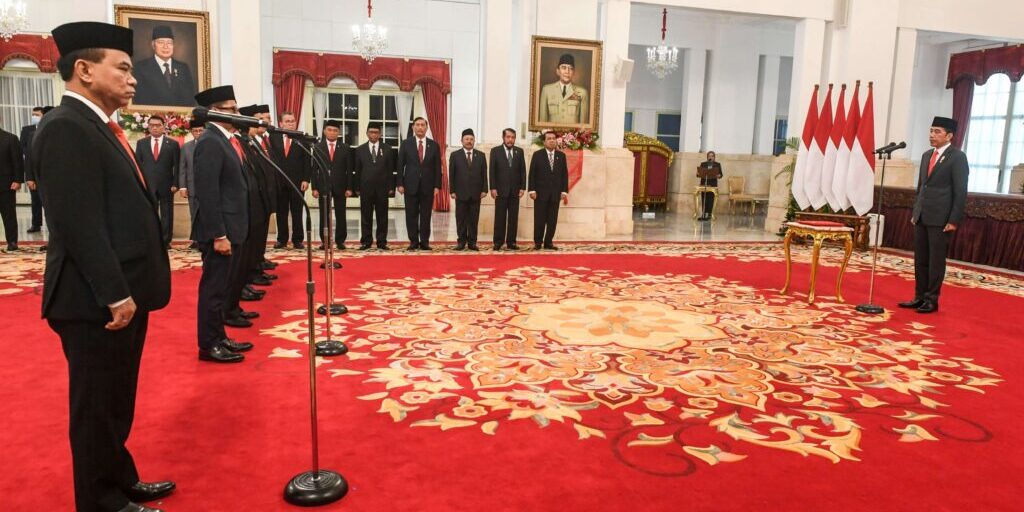 Presiden Joko Widodo saat memimpin pembacaan sumpah dan janji pejabat negara di Istana Negara, Senin (17/7/2023). 