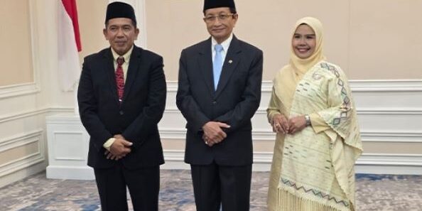 Menag Nasaruddin Umar berfoto bersama Prof Dr H Sumper Mulia Harahap MAg didampingi istri Dr Sri Juniwaty MA usai dilantik