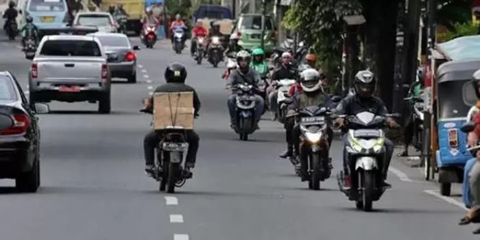 Ilustrasi: Pengendara sepeda motor lawan arah