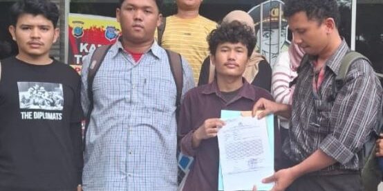 Korban, DS bersama tim kuasa hukum LBH Medan memperlihatkan surat tanda bukti laporan kasus penganiayaan dilakukan oknum kepolisian pada unjuk rasa di depan Gedung DPRD Sumut

