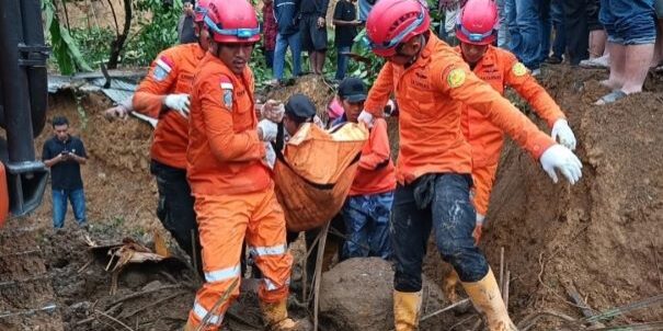 Tim rescuer SAR berhasil evakuasi korban tanah longsor di Sibolangit Deli Serdang Sumatera Utara