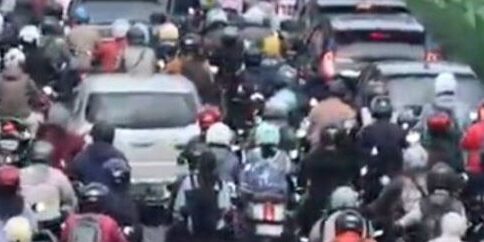 Kepadatan arus kendaraan mewarnai ruas Jalan Basuki Rachmat, Jatinegara, Jakarta Timur, pada Senin (30/3/2026), seiring meningkatnya aktivitas masyarakat pasca-libur panjang.