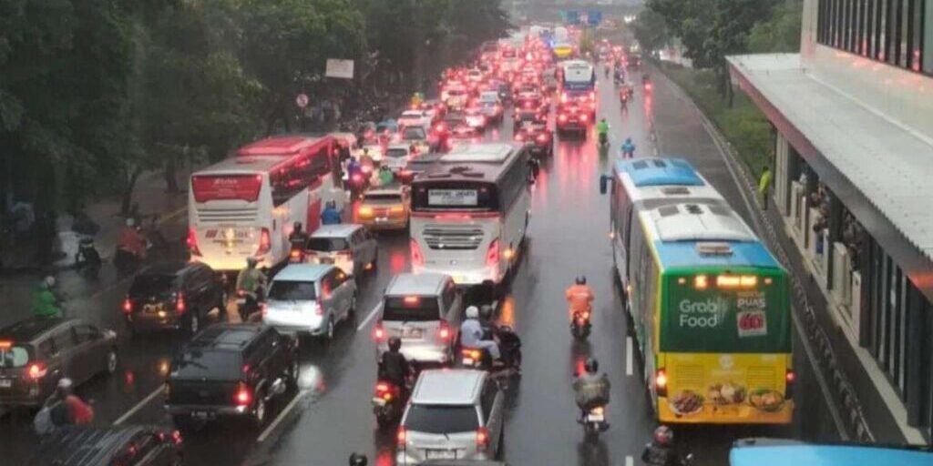 Hujan deras sejak Senin (12/1/2026) pagi menyebabkan kepadatan lalu lintas dan gangguan layanan Transjakarta di sejumlah wilayah Jakarta dan sekitarnya.