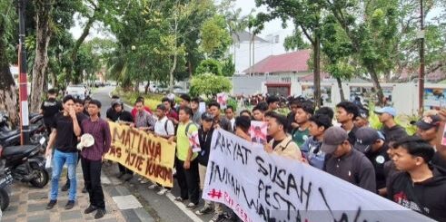 Unjuk rasa mahasiswa di kantor Gerindra Sumut minta pecat anggota DPRD Sumut Ajie Karim

