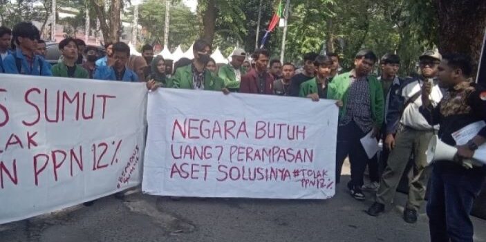 Mahasiswa Aksi Tolak PPN 12 Persen di DPRD Sumut 