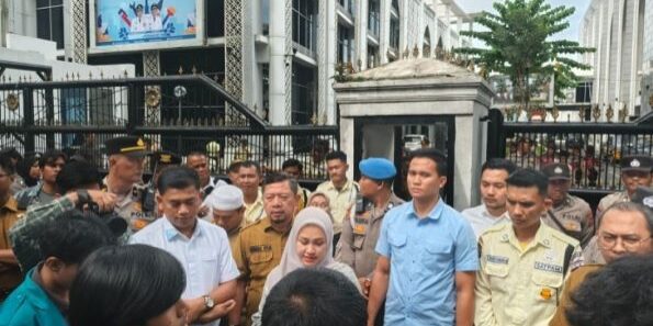 Massa mahasiswa bersama Ketua DPRD Sumut, Erni Ariyanti Sitorus di depan gedung DPRD Sumatera Utara