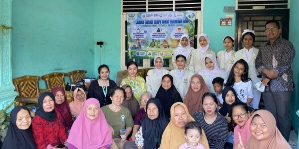 Mahasiswa Universitas Satya Terra Bhinneka berfoto bersama saat melakukan penelitian kondisi Pascabanjir di Sari Rejo