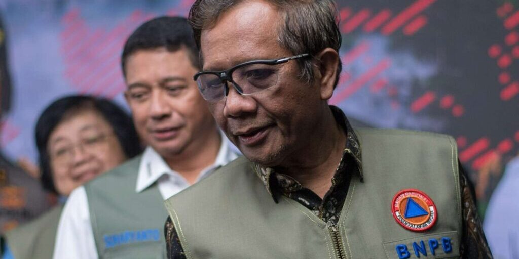 Menko Polhukam Mahfud MD (kanan) didampingi Menteri LHK Siti Nurbaya (kiri), Kepala BNPB Letjen TNI Suharyanto (tengah) memberikan keterangan usai melakukan pertemuan di Kantor BNPB Jakarta, Rabu (25/1/2023).