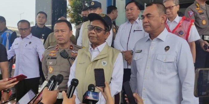 Menkopolhukam RI Mahfud MD saat ditemui awak media di Gedung Command Center Korlantas Polri KM29 Tol Cikampek, Selasa (18/4/2023). 


