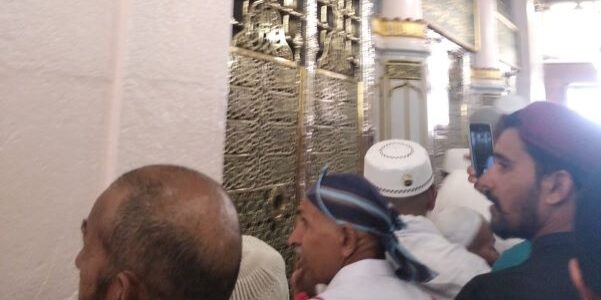 Makam Nabi Muhammad SAW di Masjidil Haram tak pernah berhenti sejenak, terus ramai dikunjungi umat Islam dari seluruh penjuru dunia. (Foto: Fadmin Malau)



