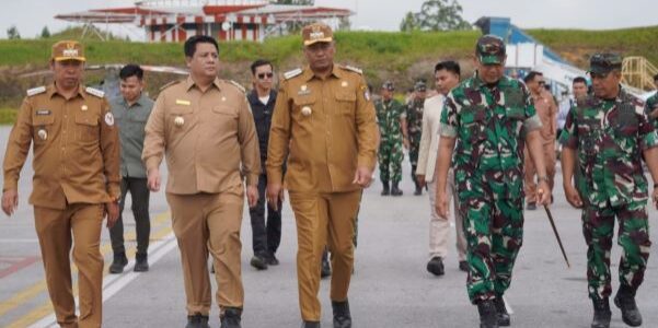 Kasad Maruli Simanjuntak didampingi Bupati Vandiko


