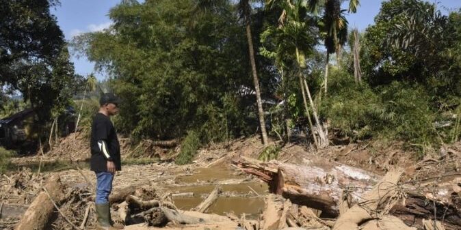 Sungai Aek Godang di Kecamatan Tukka Tapteng penuh dengan gelondongan kayu

