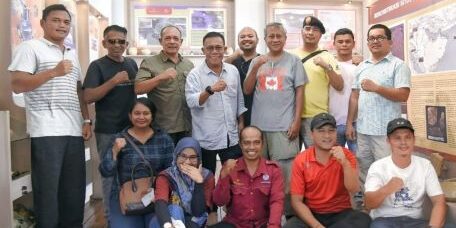 Bupati Tapteng, Masinton Pasaribu dan Wabup Mahmud Efendi foto bersama peneliti dari BRIN Sulatanate Institute