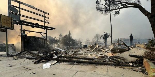 Masjid Al-Taqwa di Altadena Los Angeles terbakar. (Foto: LaunchGood)

