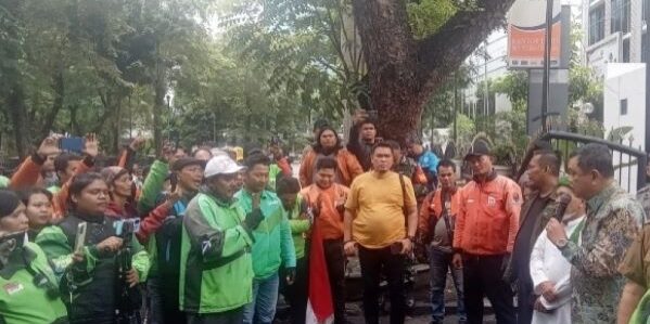 Medan | EGINDO.com - Puluhan pengemudi ojek online (ojol) di Medan Provinsi Sumatera Utara yang tergabung dalam Persatuan Ojek Solidaritas Indonesia (PROSI) pada Senin (20/7/2026). kembali menggelar aksi unjuk rasa di depan Gedung DPRD Sumut.
Para pengemudi ojek online itu mendesak pemerintah segera memberikan kepastian payung hukum bagi pengemudi transportasi daring agar memperoleh perlindungan yang jelas dalam menjalankan profesinya. Dalam aksi yang dikomandoi Koordinator Lapangan Ferdiansyah didampingi Asisten Koordinator Asmul Hakim Harahap itu, massa membawa berbagai spanduk berisi tuntutan.
Mereka meminta pemerintah mengimplementasikan potongan komisi maksimal 8 persen untuk seluruh layanan dan seluruh aplikasi, segera mempublikasikan Peraturan Presiden Nomor 27 Tahun 2026, serta menerbitkan payung hukum yang memberikan perlindungan menyeluruh bagi pengemudi ojek online. Dalam orasinya, massa menyampaikan bahwa hingga kini banyak pengemudi yang menjadi korban kecelakaan bahkan meninggal dunia saat bekerja di jalan. Namun, menurut mereka, belum ada regulasi yang benar-benar mampu menjamin perlindungan hukum maupun kesejahteraan para mitra pengemudi.
Para demonstran juga mempertanyakan kepedulian para wakil rakyat terhadap nasib pengemudi ojek online. Mereka menilai para legislator dipilih langsung oleh masyarakat, termasuk para pengemudi ojol, sehingga sudah seharusnya memperjuangkan lahirnya regulasi yang memberikan kepastian hukum bagi jutaan pekerja di sektor transportasi daring. Selain menuntut perlindungan hukum, massa meminta pemerintah memastikan implementasi kebijakan potongan komisi maksimal 8 persen benar-benar dirasakan seluruh pengemudi.
Menurut mereka, aturan tersebut tidak boleh hanya berlaku pada sebagian layanan, sementara layanan pengantaran barang dan makanan masih menghadapi potongan komisi yang dinilai memberatkan. Aksi yang berlangsung tertib itu mendapat pengawalan puluhan personel kepolisian. Setelah beberapa saat berorasi, perwakilan massa diterima Anggota DPRD Sumut, Yahdi Khoir.@

Myas/timEGINDO.com


Puluhan Pengemudi Ojol di Medan Kembali Gelar Aksi ke DPRD Sumut



